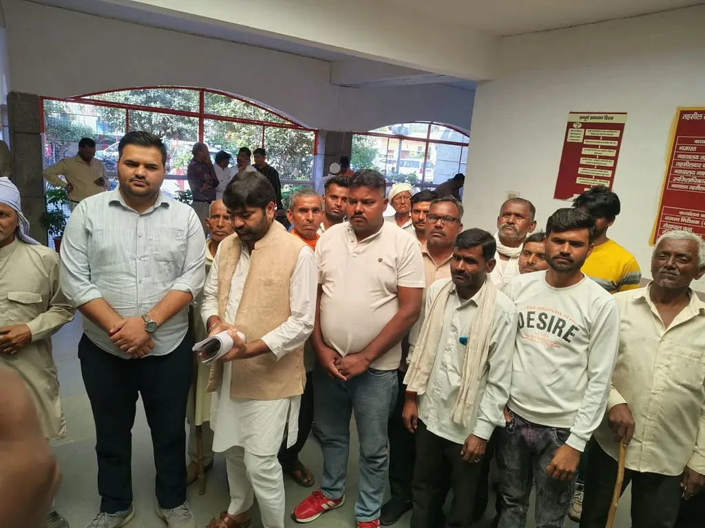 गैर आबाद गांव मुगावर में 50 बीघा जमीन पर बने कब्रिस्तान को लेकर भाजपा-सपा आमने-सामने