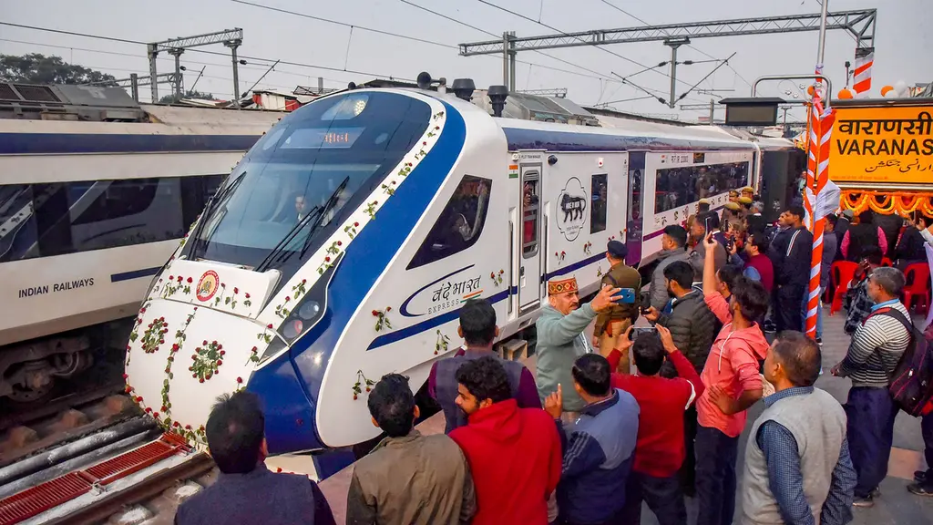 मुख्यमंत्री योगी आदित्यनाथ ने वाराणसी से नई दिल्ली वंदे भारत स्लीपर ट्रेन को दिखाई हरी झंडी