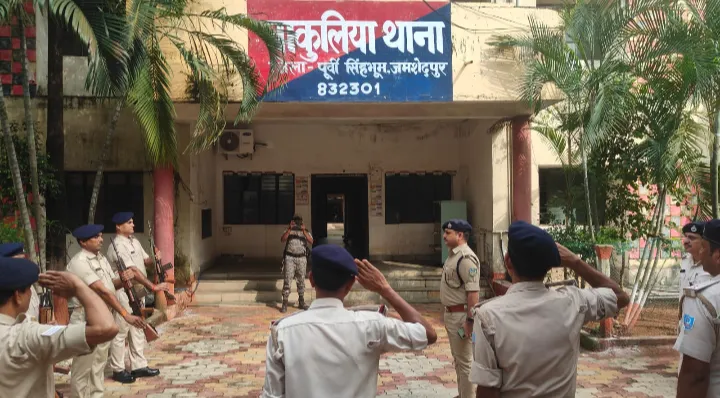 CHAKULIA : चाकुलिया थाना पहुंचे ग्रामीण SP