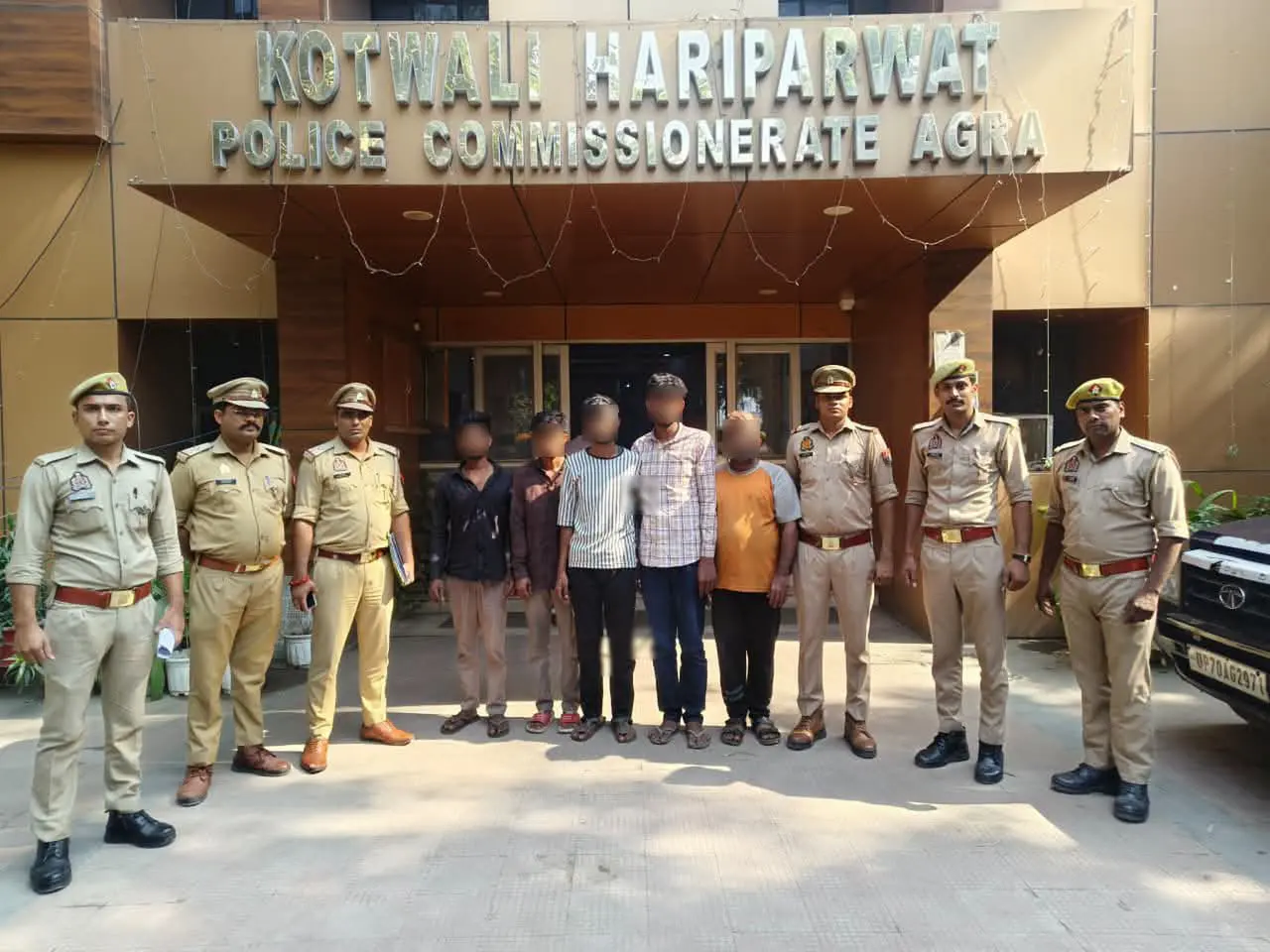 ब्रेकिंग न्यूज़ आगरा: इलेक्ट्रॉनिक्स गोदाम में चोरी का खुलासा, पांच आरोपी गिरफ्तार