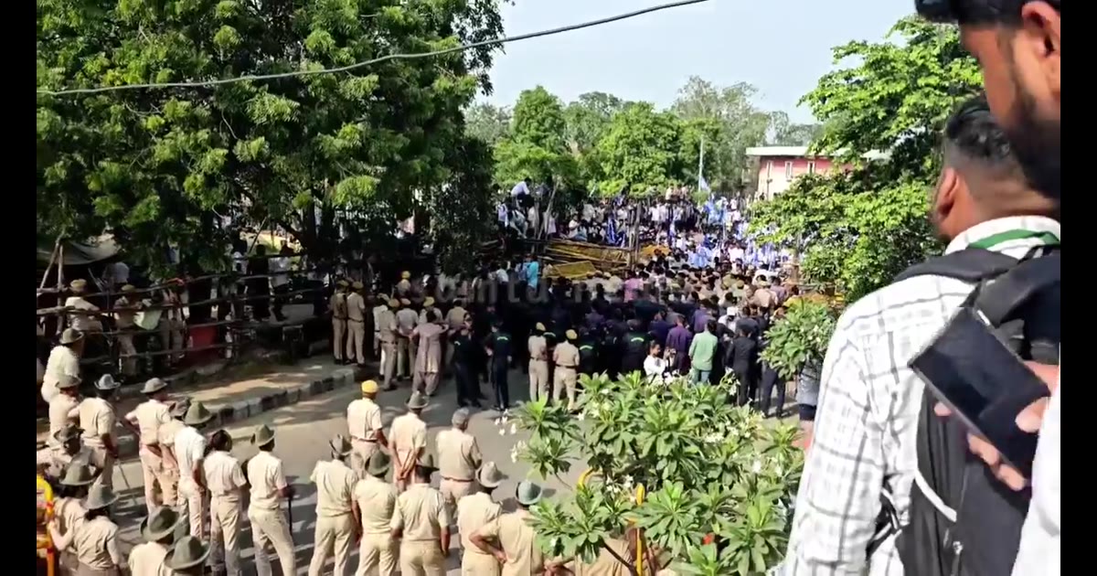 नगीना सांसद चंद्रशेखर आजाद जी को रोकने के लिए बहुत ही अधिक मात्रा में भारी पुलिस बल तैनात किया गया है