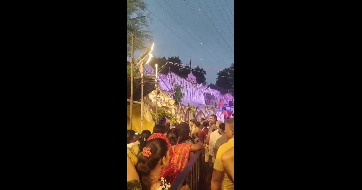 Mandir m lgi Bhagto ki bhir