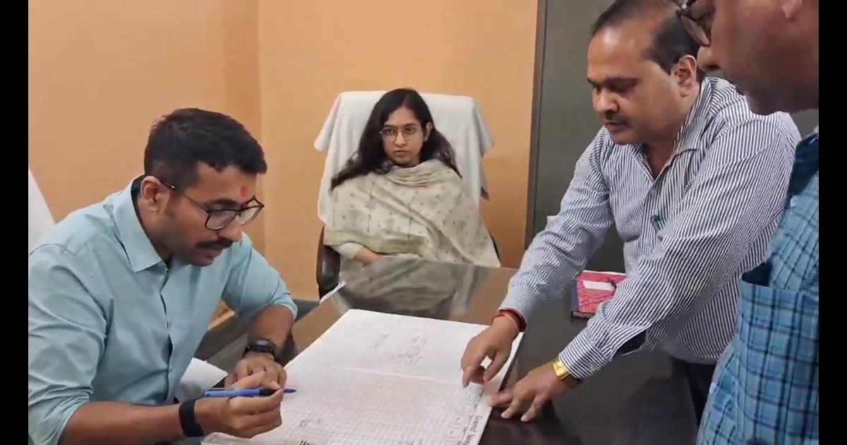 नवागत डीएम शशांक चौधरी ने संभाला अमेठी का कार्यभार

अमेठी। नवागत जिलाधिकारी शशांक चौधरी ने मंगलवार को जिला कोषागार पहुंच