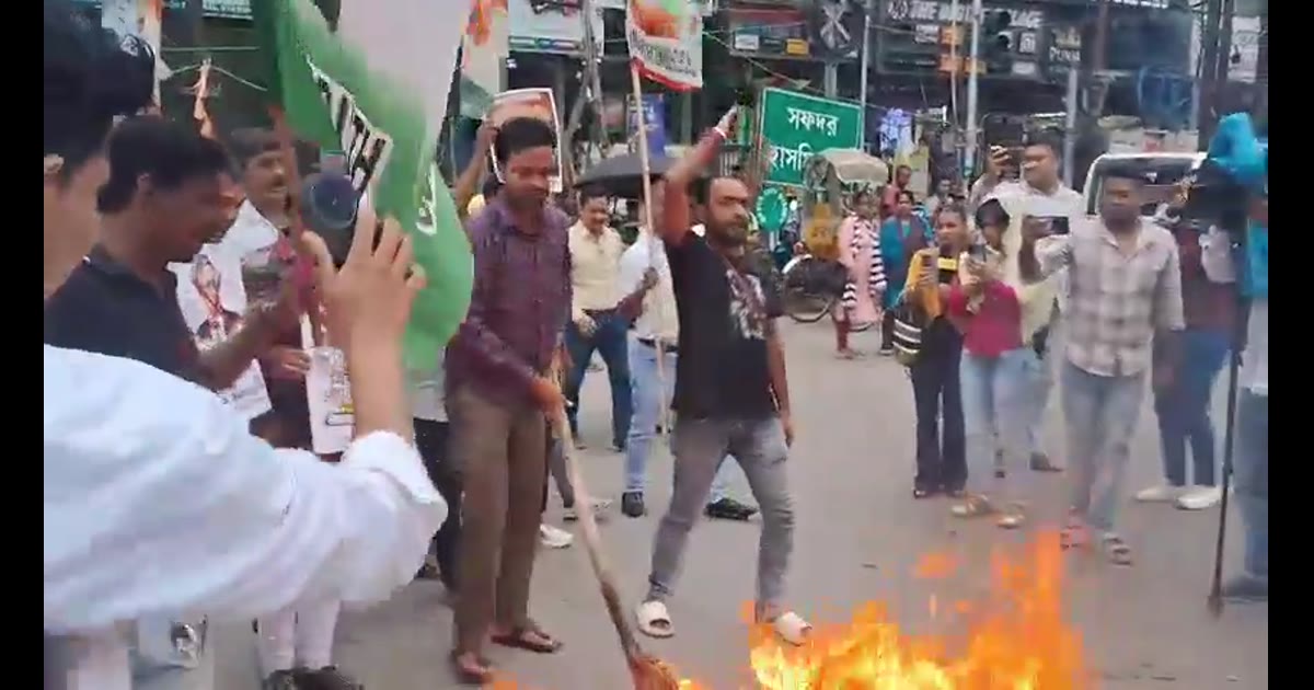 ज्ञानेश कुमार की गिरफ्तारी की मांग को लेकर सिलीगुड़ी में युवा कांग्रेस का प्रदर्शन, नए चुनाव की मांग