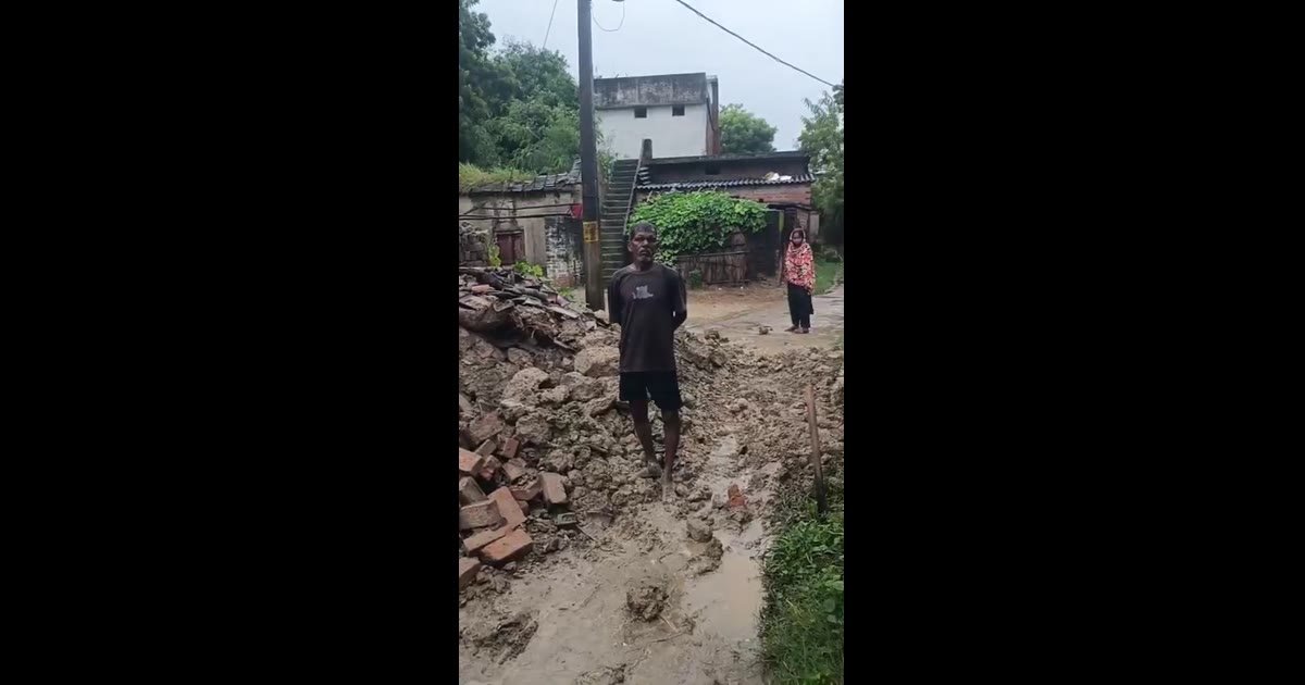 भारी बारिश में गिरा गरीब का आशियाना, परिवार के सामने रहने का संकट