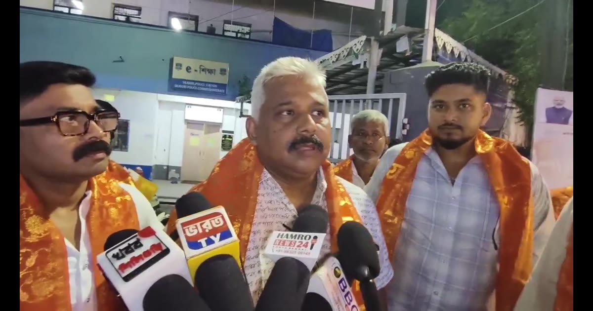 सिलीगुड़ी में दुकानों और व्यावसायिक प्रतिष्ठानों पर मालिक की पहचान प्रदर्शित करने की मांग, चार थानों में सौंपा ज्ञापन