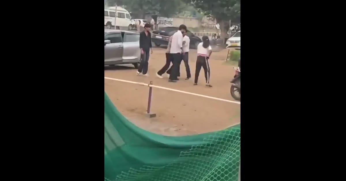 ब्रेकिंग न्यूज़ मथुरा: हुक्का बार से बाहर निकलते ही युवक-युवती में विवाद, सड़क पर हुई मारपीट का वीडियो वायरल