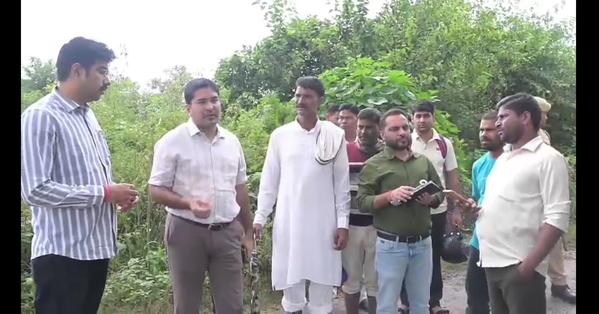 बारिस से हुई खराब फसल का DM सम्भल ने किया निरीक्षण