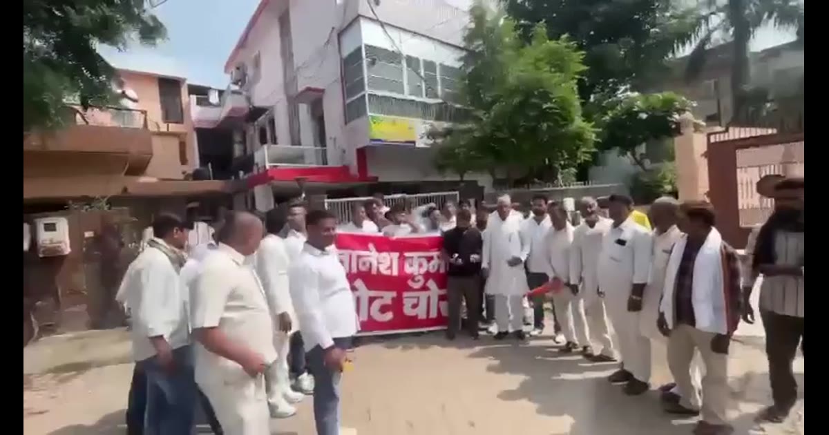 ब्रेकिंग न्यूज़ आगरा में CEC ज्ञानेश कुमार के आवास पर कांग्रेस कार्यकर्ताओं का प्रदर्शन, घर पर पोती काली स्याही