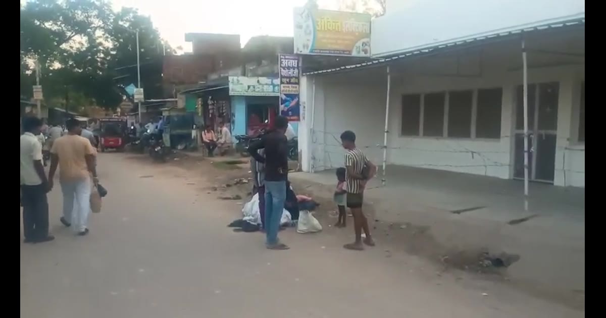 दर्द से कराहती रही महिला, सड़क किनारे दिया जुड़वां बच्चियों को जन्म