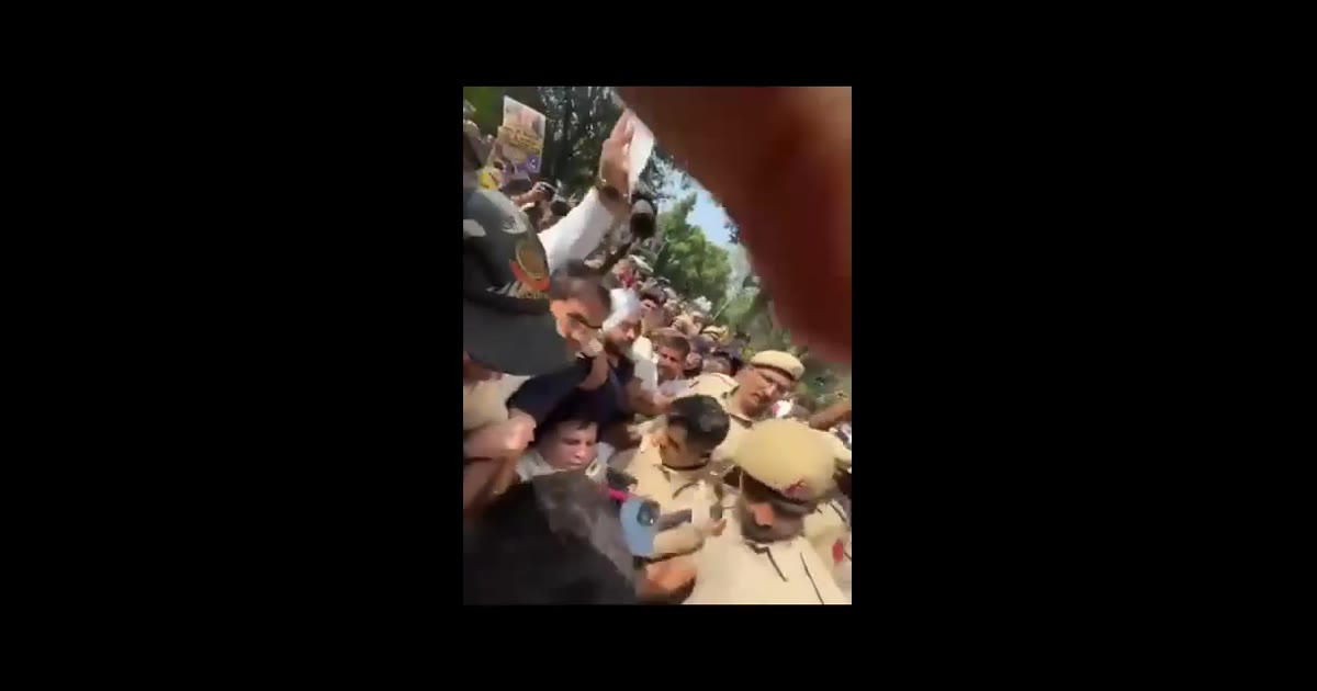 दिल्ली आम आदमी के नेता सौरभ भारद्वाज को प्रदर्शन के दौरान हिरासत में लिया गया