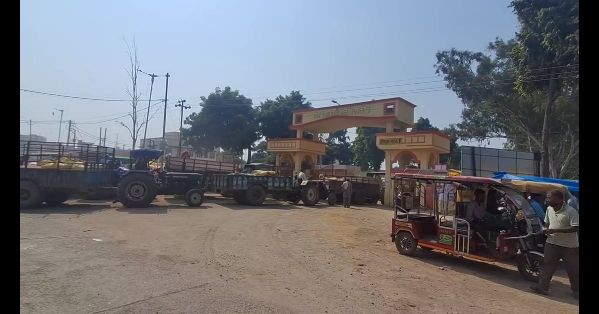 खैर में जाम का ट्रिपल अटैक: गोमत चौराहे से अग्रवाल सेवा सदन तक करीब 4 KM रेंगते रहे वाहन, मंडी गेट पर ट्रैक्टरों का कब्ज