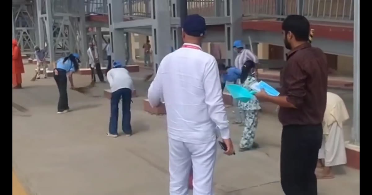गौरीगंज रेलवे स्टेशन पर चला स्वच्छ भारत अभियान, लोगों को किया जागरूक