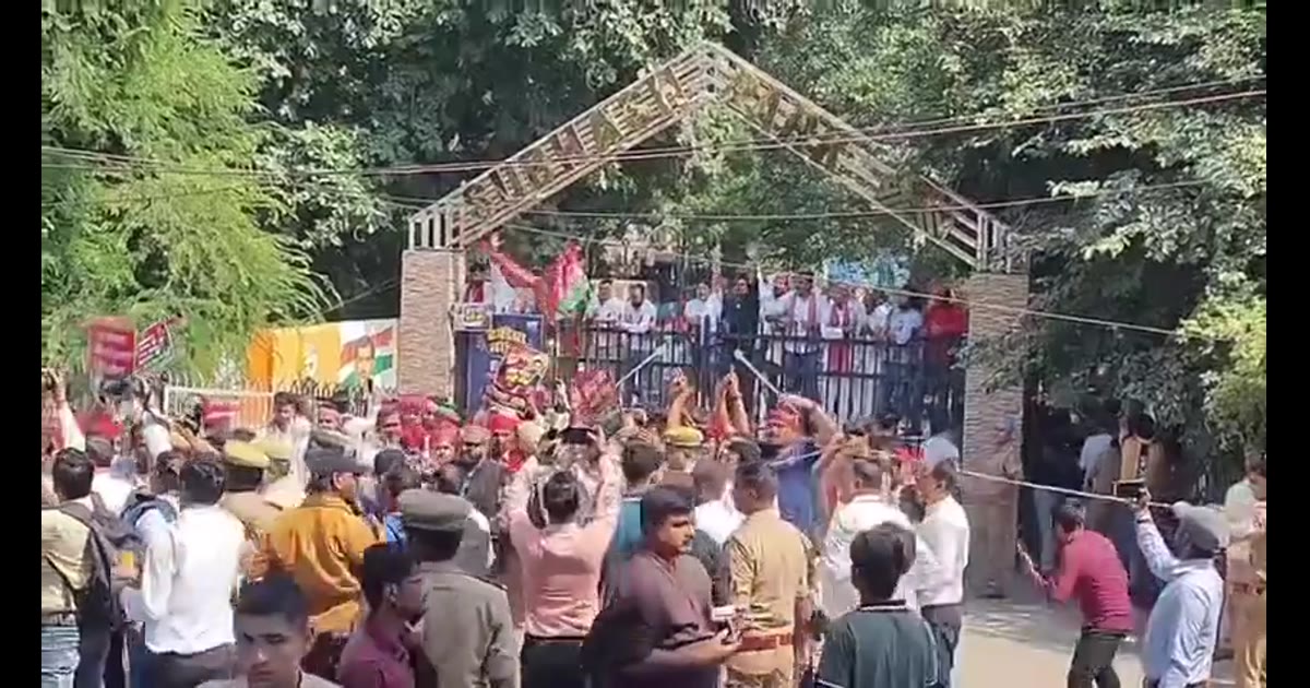 ब्रेकिंग न्यूज आगरा में CEC के खिलाफ सपा का जोरदार प्रदर्शन, इस्तीफे की मांग को लेकर उठाई आवाज