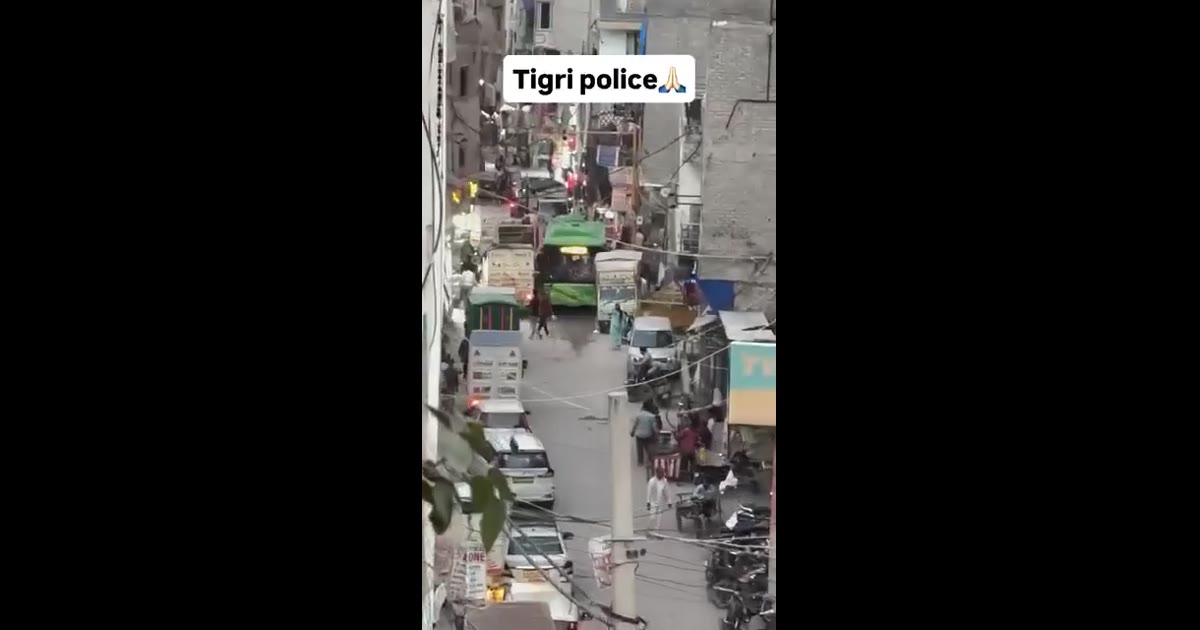 नई दिल्ली के तिगड़ी इलाके में एक रोड पर जानबूझकर टेंपू खड़ा कर देने से आने जाने वाले सभी लोगों को परेशानी होती है