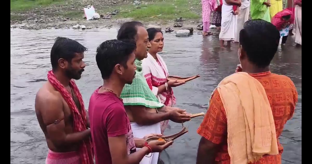 महालय पर महानंदा के घाटों पर उमड़ी श्रद्धालुओं की भीड़, मंत्री शंकर घोष ने दिया सद्भाव और भाईचारे का संदेश