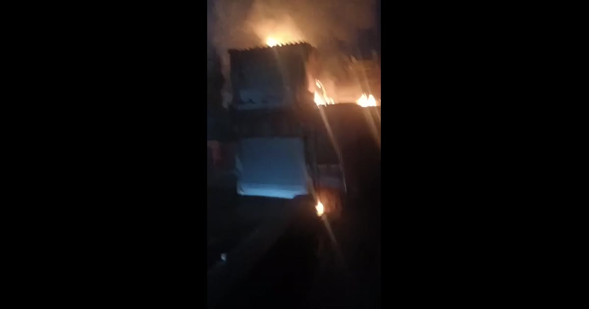विक्रम एन्क्लेव के वर्क शाप में लगी आग आसपास रहने वाले लोग घरों से निकल सड़क पर आ गए लोगो की मांग ऐसे वर्क शॉप बन्द किये