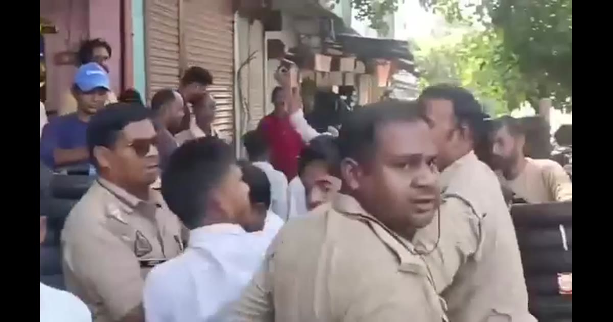 जालौन
 जलेबी खरीदने को लेकर भिड़े 
ग्राहक और दुकान के कर्मचारियों में हुआ विवाद