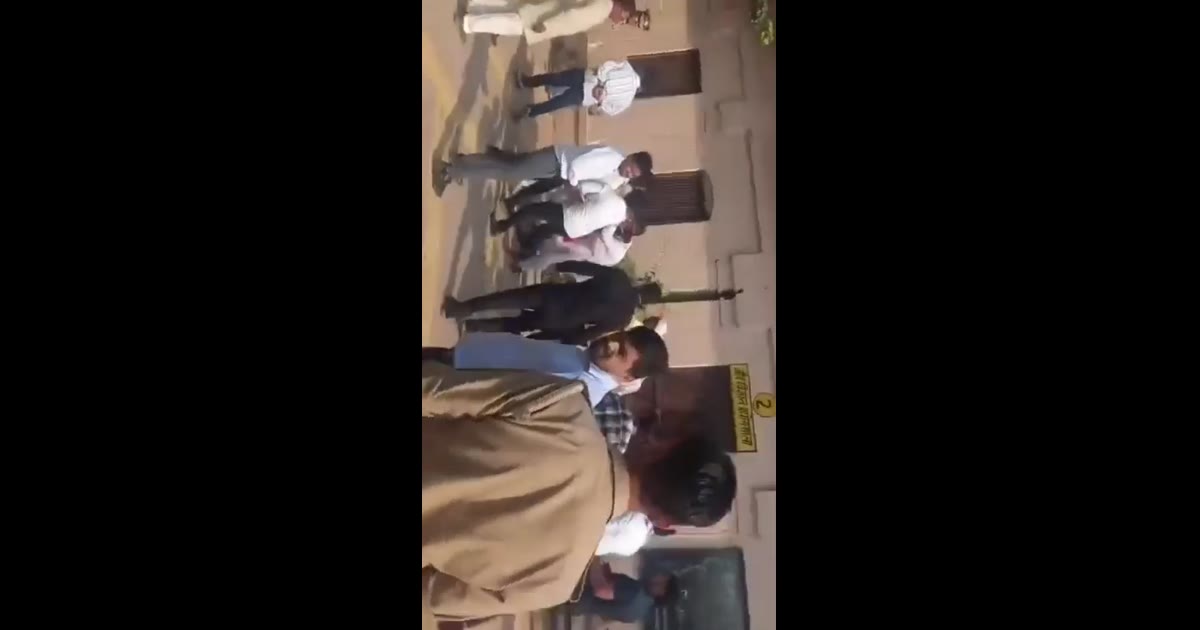 अतरौली में आगरा खंड शिक्षक-स्नातक निर्वाचन की वोटिंगके दौरान सपा प्रत्याशी अतरौली विधानसभा(73)गगनलोधी के साथ हुई मारपीट