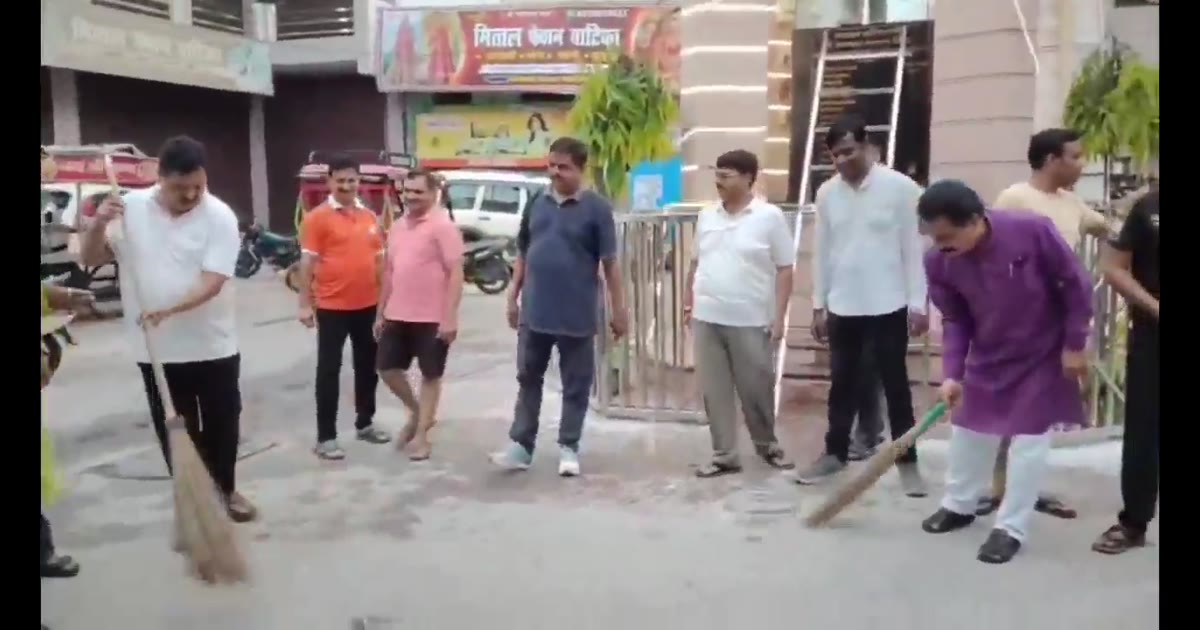 भाजपा जिलाध्यक्ष भूपेंद्र बॉबी समेत कार्यकर्ताओं ने शहीद प्रतिमाओं को किया स्वच्छ