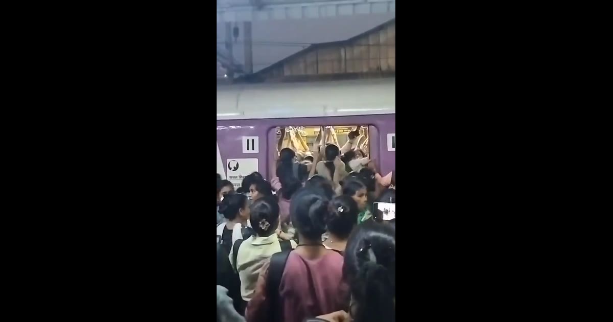 आज मुंबई की Central Railway पर लोकल ट्रेन सेवा बुरी तरह प्रभावित हुई थी।