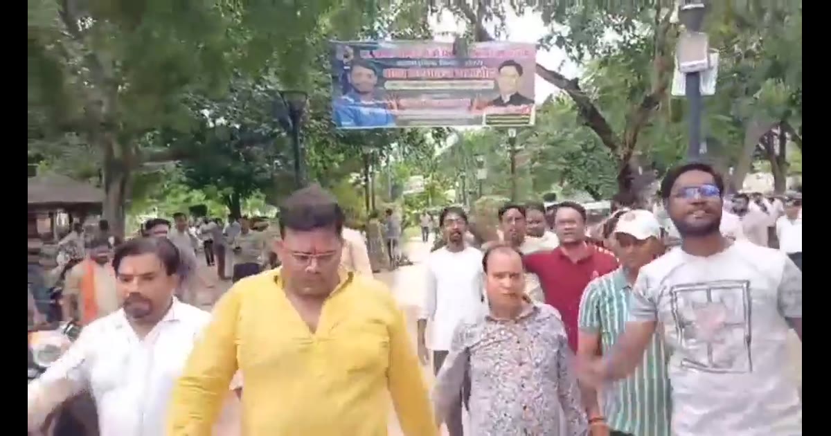 कानपुर के फूलबाग में बाइक सीज के बाद बीच सड़क विरोध, बीजेपी कार्यकर्ताओं का हंगामा