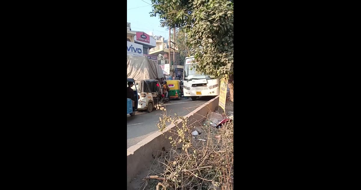 ूरजपुर में सड़क निर्माण के चलते ट्रैफिक व्यवस्था बिगड़ी, पुलिस नदारद की शिकाय