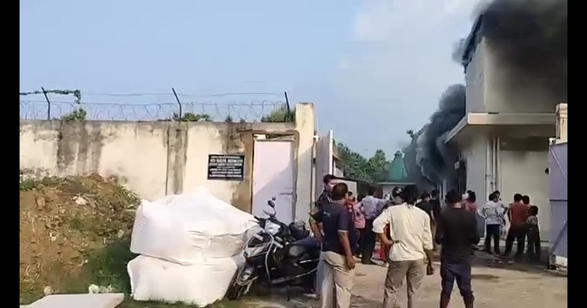 कानपुर में चकरपुर मंडी के पास कालपी रोड स्थित शिल्पा एजेंसी में भीषण आग
