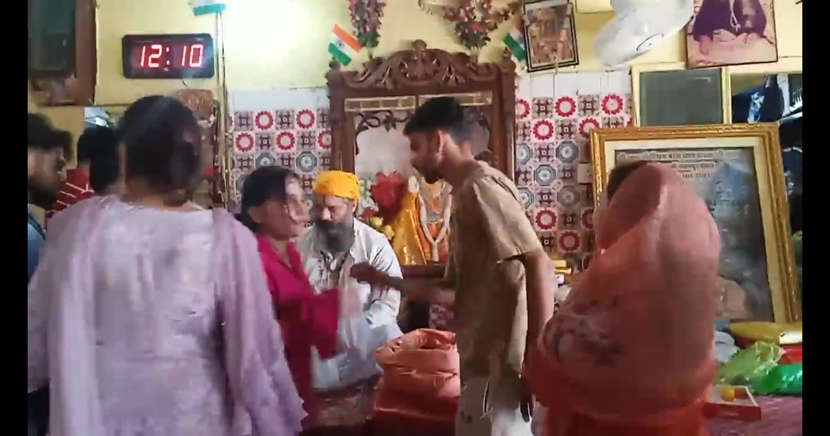 ਚਾਨਣੇ ਐਤਵਾਰ ਸ਼੍ਰੀ ਧਿਆਨਪੁਰ ਧਾਮ ਭਗਤਾਂ ਨੇ ਦਰਸ਼ਨ ਦਰਸ਼ਨ ਕੀਤੇ ਦਰਬਾਰ ਚ ਲੱਗੀਆਂ ਲੰਬੀਆਂ ਲੰਬੀਆਂ ਲੈਣਾ ਸਖਤ ਗਰਮੀ ਦੀ ਪਰਵਾਹ ਨਾ ਕਰਦੇ ਹੋਏ