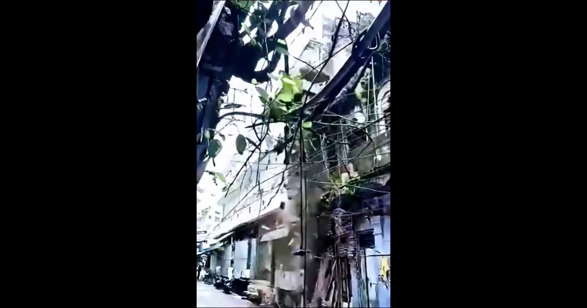 कानपुर: बिरहाना रोड की नील वाली गली में जर्जर मकान का छज्जा भरभराकर गिरा, बड़ा हादसा टला