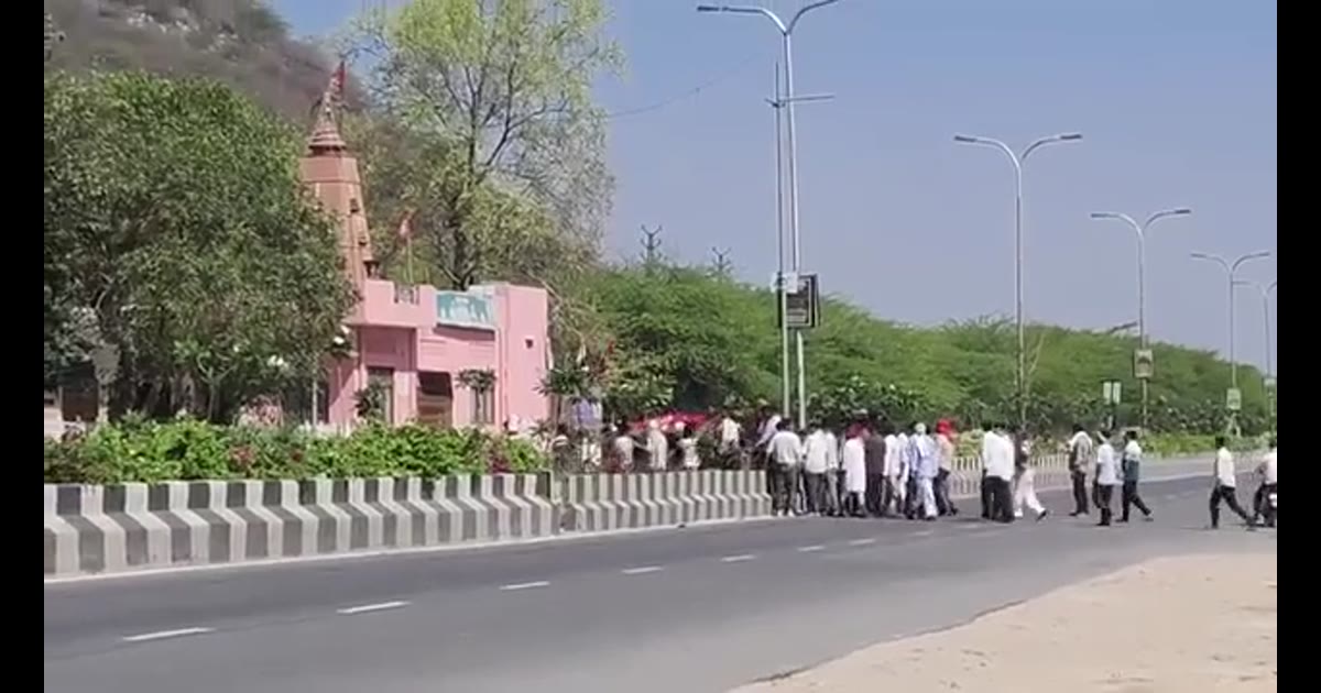 आमेंर दिल्ली रोड पर कट बंद होने से शवयात्राओं और लोगों की आवाजाही प्रभावि
