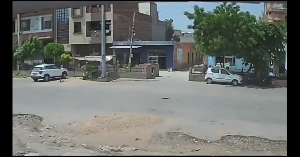 फतेहाबाद में युवक पर जानलेवा हमला: गाड़ी से टक्कर मारकर गिराया, फिर लाठी-डंडों से पीटा