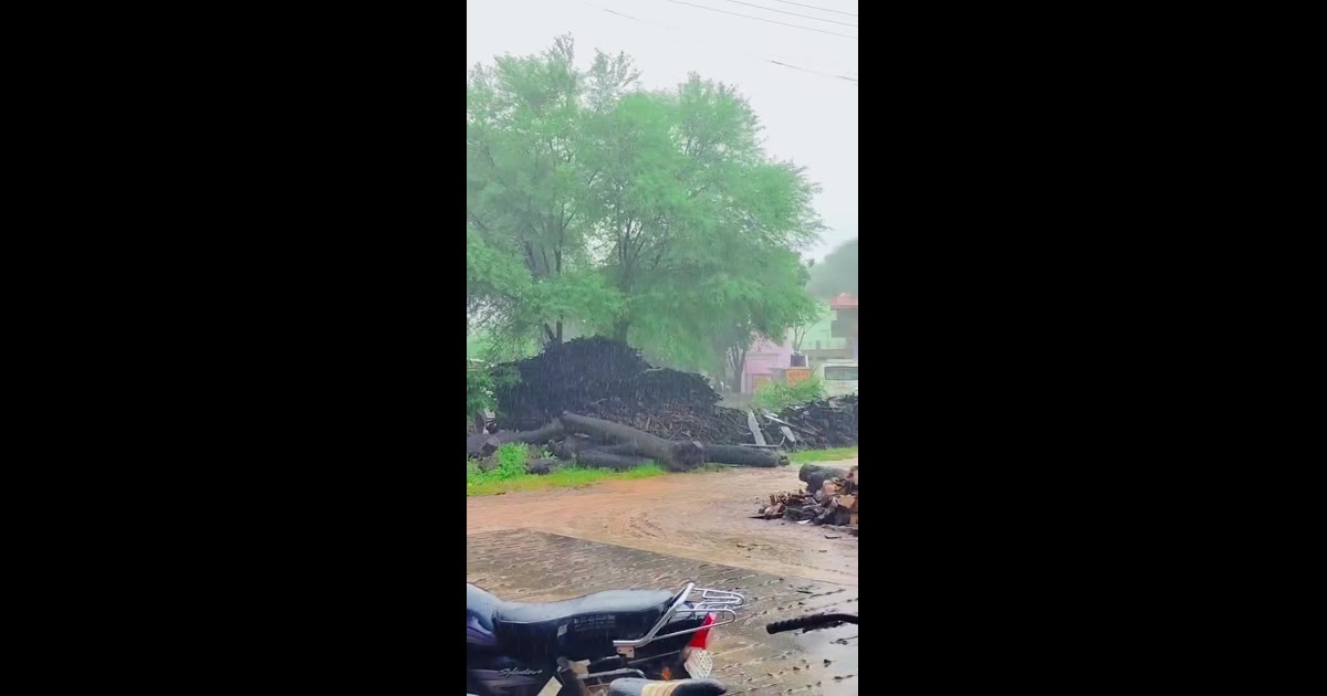मंडावर में बारिश होते हुए