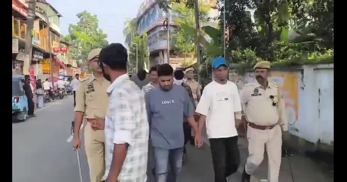 30 संदिग्ध ड्रग्स कारोबारियों को गिरफ्तार; पुलिस ने पैदल अदालत तक पहुंचाया