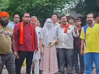जबलपुर। एक महिला आरक्षक ने अधिवक्ता शोहरब शेख अख्तर उर्फ सौरभ के खिलाफ गंभीर आरोप लगाते हुए पुलिस अधीक्षक (एसपी) कार्यालय में शिकायत दर्ज कराई है। महिला का आरोप है कि आरोपी ने अपनी वास्तविक पहचान छिपाकर खुद को "सौरभ सिंह राजपूत" बताया, शादी का झांसा देकर उसके साथ कई बार शारीरिक संबंध बनाए और जब वह गर्भवती हुई तो उसे तथा होने वाले बच्चे को अपनाने से इनकार कर दियामहिला आरक्षक के अनुसार वर्ष 2024 में उसकी ड्यूटी जबलपुर कोर्ट में लगती थी। इसी दौरान उसकी मुलाकात अधिवक्ता शोहरब शेख से हुई। महिला का आरोप है कि उस समय आरोपी ने अपना नाम "सौरभ सिंह राजपूत" बताया और खुद को हिंदू बताया