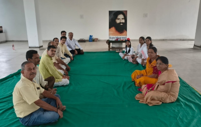भारत स्वाभिमान ट्रस्ट पतंजलि योगपीठ जिला इकाई देवास द्वारा गुरु पूर्णिमा कार्यक्रम धूमधाम से मनाया गया सर्वप्रथम सुबह 5 से 6 योग प्राणायाम किया गया इसके पश्चात हवन यज्ञ और भजन कीर्तन का आयोजन रखा गया जिसमें पतंजलि योगपीठ समिति भारत स्वाभिमान ट्रस्ट युवा भारत महिला पतंजलि ऑफ समिति किसान सेवा समिति के कार्यकर्ताओं ने परम पूज्य स्वामी रामदेव जी महाराज के चित्र पर पूजन किया एवं अपनी गुरु दक्षिणा को अर्पण किया कार्यक्रम के अंत में सभी को औषधीय का वितरण भी किया गया भारत स्वाभिमान ट्रस्ट जिला प्रभारी राकेश सेंगवा ने कहा कि गुरु के प्रति समर्पण हमेशा हमें होना चाहिए गुरु ही हमें आदर्श जीवन बनाने की प्रेरणा देता है हमारे जीवन में नव परिवर्तन करता है