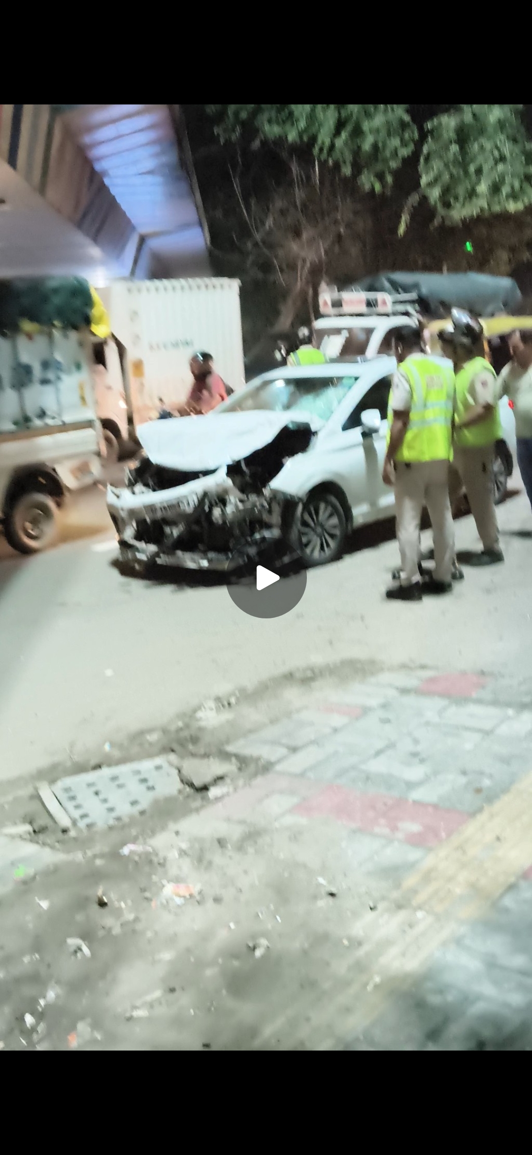 नई दिल्ली निजामुद्दीन इलाके में DPS school के सामने नशे में धुत महिला ने मचाया तांडव सात गाड़ियों को टक्कर मारी, स्कूटी सवार महिला की मौके पर हुईं मौत अपने क्षेत्र की सभी खबरें देखने और खबरें शेयर करके कमाई करने के लिए शुरू ऐप