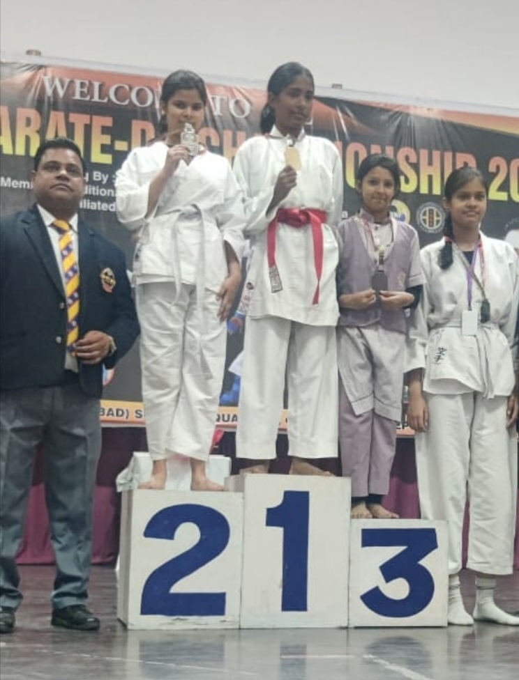 मदर मेरी स्कूल, मयूर विहार, दिल्ली के छात्रों ने दिखाया दमखम — समाजसेवी दीपक गुप्ता की सुपुत्री ने जीता सिल्वर मेडल गाज़ियाबाद कराटे फाउंडेशन द्वारा भव्य स्तर पर आयोजित NCR ओपन कराटे-डू चैंपियनशिप 2025 इस वर्ष कई उत्कृष्ट प्रदर्शन का साक्षी बनी। दिल्ली के प्रतिष्ठित मदर मेरी स्कूल, मयूर विहार की टीम ने प्रतियोगिता में दमदार उपस्थिति दर्ज कराते हुए प्रतिभा और अनुशासन, दोनों का संतुलित प्रदर्शन किया। इस प्रतियोगिता का सबसे आकर्षक पहलू रहा समाजसेवी दीपक गुप्ता की सुपुत्री, उभरती कराटे खिलाड़ी आराध्य गुप्ता का शानदार प्रदर्शन, जिन्होंने कठिन मुकाबले में मजबूत प्रतिद्वंद्वियों को चुनौती देते हुए सिल्वर मेडल पर कब्ज़ा जमाया। आराध्य के आत्मविश्वास, तेज़ गति, सही तकनीक और हार न मानने वाले जज़्बे ने दर्शकों के साथ-साथ निर्णायकों का दिल भी जीत लिया। प्रतियोगिता में NCR के विभिन्न ज़िलों से सैकड़ों खिलाड़ियों ने हिस्सा लिया, जिससे मुकाबले और भी चुनौतीपूर्ण हो गए। लेकिन आराध्य ने हर चरण में शानदार फोकस दिखाते हुए साबित किया कि मेहनत, अनुशासन और सही प्रशिक्षण किसी भी लक्ष्य को हासिल करने की कुंजी