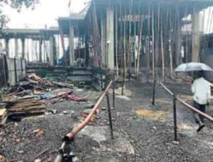 ठाणे, मुरबाड, संगमेश्वर तीर्थ क्षेत्राचा विकास रखडला. 9कोटी 82लाख ची कामे मुदत संपून हि अपूर्ण, भविकाकडून तीव्र संताप. न्युज रिपोर्टर काशिनाथ देसले.ठाणे दिनांक 24/08/2026. मुरबाड तालुक्यातील भाविकांचे श्रद्धा स्थान असलेले पुरातन सगमेश्वर तीर्थ क्षेत्राच्या विकासा साठी कोट्यावधी रुपयाचा निधी मंजूर असूनही, कंत्राट दाराच्या कामे दिरंगाई मुळे येथील विकास कामे पूर्ण पणे रखडलेली आहेत. सार्वजनिक बांधकाम विभागाने या कामा साठी दिलेली मुदत 12महिन्याची संपली आहेव कामे अपूर्ण च आहेत, याचा थेट फटका श्रावण महिन्यात दर्शना साठी येणाऱ्या भाविकांना बसत असून मंदिरात अभिषेक करताना अडचणी येत असल्याने भाविकांकडून तीव्र नाराजी व्येक्त केली जात आहे.सगमेश्वर विकासा साठी 2025मध्ये वेगवेगळ्या 3टप्प्यात तब्ब्ल 9कोटी 82लाख रुपये ची कामे सुरु करण्यात आली होती, यामध्ये अत्याधुनिक शौचालय, ब्लॉक, निवारा शेड, परिसर स्वैनदर्य, करणं आणि संगम पर्यटन स्थळा चा विकास आश्या कामाचा समावेश आहे, श्रावण महिन्यात येथे शहापूर, मुरबाड, कल्याण, ठाणे नवी मुंबई, व संगम परिसरा तिळ शेकडो भाविक दर्शना साठी येत आहेत,