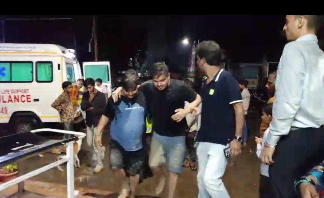 मर्सिडीज कार डिवाइडर से टकराकर पलटी, एक घायल, दूसरा बाल-बाल बचा उन्नाव। रांची से कानपुर जा रही एक मर्सिडीज कार मंगलवार को हाईवे पर 441 नंबर के पास अनियंत्रित होकर डिवाइडर से टकराने के बाद पलट गई। हादसे में कार सवार एक युवक घायल हो गया, जबकि दूसरे युवक को कोई चोट नहीं आई। जानकारी के अनुसार, मर्सिडीज कार में दो लोग सवार थे। हादसे में दीपशु सिंह पुत्र विनोद कुमार सिंह, निवासी कपड़ा कॉलोनी, फरीदाबाद घायल हो गए। वहीं उनके साथ मौजूद हिमांशु सिंह को किसी तरह की चोट नहीं लगी। बताया जा रहा है कि रांची से कानपुर जाते समय 441 नंबर के पास अचानक कार अनियंत्रित हो गई और डिवाइडर से जा टकराई। टक्कर के बाद कार सड़क पर पलट गई। हादसे के बाद मौके पर लोगों की भीड़ जमा हो गई। घायल दीपशु सिंह को उपचार के लिए अस्पताल भेजा गया। हादसे की सूचना मिलने पर संबंधित पुलिस मौके पर पहुंची और घटना की जानकारी जुटाई। पुलिस द्वारा हादसे के कारणों की जांच की जा रही है।