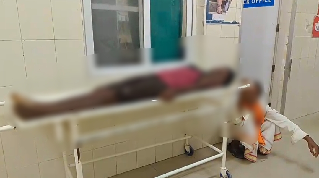 जहरीले कीड़े के काटने से मजदूर की मौत, पत्नी पांच माह की गर्भवती उन्नाव के गंगाघाट थाना क्षेत्र के बसधना गांव में जहरीले कीड़े के काटने से 30 वर्षीय मजदूर अनूप कुमार की मौत हो गई। परिजनों के अनुसार अनूप रात में घर पर सोया था, सुबह उसकी मौत की जानकारी हुई। मृतक मजदूरी कर परिवार का पालन-पोषण करता था। उसकी शादी दो साल पहले अंजलि शर्मा से हुई थी, जो पांच माह की गर्भवती है। अनूप पांच भाइयों में तीसरे नंबर का था और उसकी चार बहनें हैं। घटना के बाद परिवार में कोहराम मचा हुआ है।