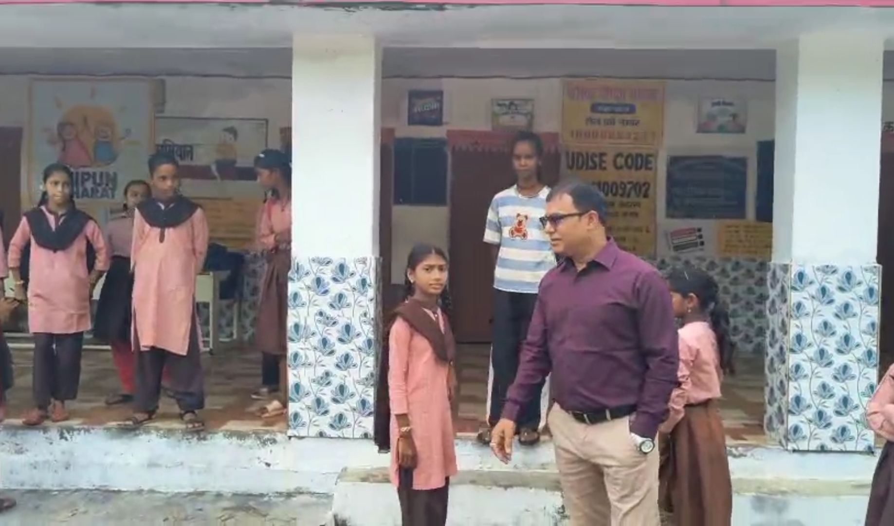 उन्नाव में स्कूल का औचक निरीक्षण, सुबह 8:30 बजे तक नहीं पहुंचे शिक्षक उन्नाव के बिछिया ब्लॉक स्थित उच्च प्राथमिक विद्यालय नेवरना में गुरुवार सुबह उस समय लापरवाही सामने आई, जब DIOS सुनील दत्त औचक निरीक्षण के लिए पहुंचे। सुबह करीब 8:30 बजे तक विद्यालय में एक भी शिक्षक मौजूद नहीं था। मुख्य गेट समेत कई कमरे, प्रधानाध्यापक कक्ष और रसोई बंद मिले, जबकि बच्चे समय से स्कूल पहुंचकर शिक्षकों का इंतजार करते रहे। निरीक्षण के दौरान स्कूल परिसर में बच्चे इधर-उधर घूमते मिले। DIOS ने बच्चों से बातचीत कर विद्यालय की व्यवस्थाओं और शिक्षकों की उपस्थिति की जानकारी ली। बच्चों के बयान से शिक्षकों की समयबद्ध उपस्थिति पर गंभीर सवाल खड़े हो गए। मामले की जानकारी BSA को दे दी गई है और अनुपस्थित शिक्षकों के खिलाफ कार्रवाई की तैयारी की जा रही है।