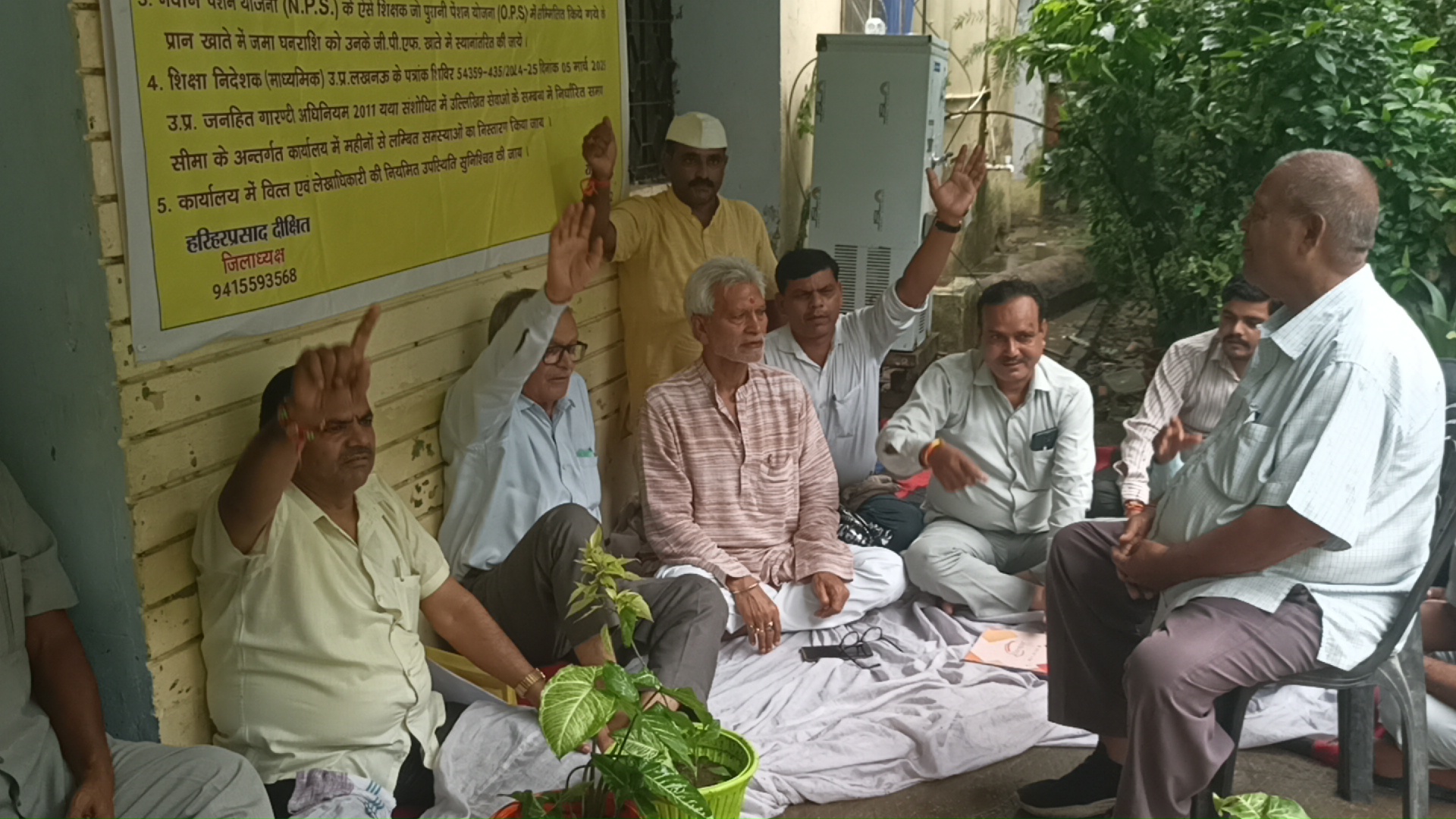 डीआईओएस कार्यालय में भ्रष्टाचार के आरोपों को लेकर शिक्षक संघ का धरना तीसरे दिन भी जारी उन्नाव। उत्तर प्रदेश माध्यमिक शिक्षक संघ (चंदेल गुट) का जिला विद्यालय निरीक्षक कार्यालय में कथित भ्रष्टाचार, अनियमितताओं और लंबित समस्याओं के विरोध में क्रमिक धरना गुरुवार को तीसरे दिन भी जारी रहा। शिक्षक संघ ने वेतन खातों व पीएफ से कथित अवैधानिक धन निकासी की ईओडब्ल्यू से जांच कराने की मांग उठाई। संगठन ने सेवानिवृत्त शिक्षकों व शिक्षणेतर कर्मचारियों के पेंशन, जीपीएफ, सामूहिक बीमा सहित अन्य लंबित देयकों के तत्काल भुगतान की मांग की। साथ ही एनपीएस से ओपीएस में आच्छादित शिक्षकों की धनराशि स्थानांतरित करने और जनहित गारंटी अधिनियम के तहत निर्धारित समय सीमा में समस्याओं के निस्तारण की मांग की गई। शिक्षक संघ ने सहायक लेखाधिकारी की नियमित उपस्थिति सुनिश्चित करने की भी मांग रखी। संगठन ने चेतावनी दी कि मांगों का शीघ्र समाधान नहीं होने पर क्रमिक धरना आगे भी जारी रहेगा।