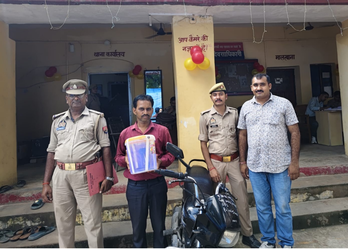 मंदिर से तांबे का नाग चोरी करने वाला आरोपी गिरफ्तार उन्नाव के गंगाघाट थाना पुलिस ने मंदिर से तांबे का नाग चोरी करने वाले आरोपी को गिरफ्तार कर लिया है। पुलिस के अनुसार 29 अगस्त को मंदिर से तांबे का नाग चोरी होने के मामले में मुकदमा दर्ज किया गया था। शुक्रवार को पुलिस ने कार्रवाई करते हुए कंचन नगर शुक्लागंज निवासी 30 वर्षीय प्रिन्स द्विवेदी को सरैया क्रासिंग के नए पुल के पास से गिरफ्तार कर लिया। आरोपी के कब्जे से चोरी किया गया तांबे का नाग भी बरामद हुआ है। बरामदगी के आधार पर मुकदमे में बीएनएस की धारा 317(2) की बढ़ोतरी की गई है। पुलिस टीम में प्रभारी निरीक्षक अजय कुमार सिंह सहित अन्य पुलिसकर्मी शामिल रहे।