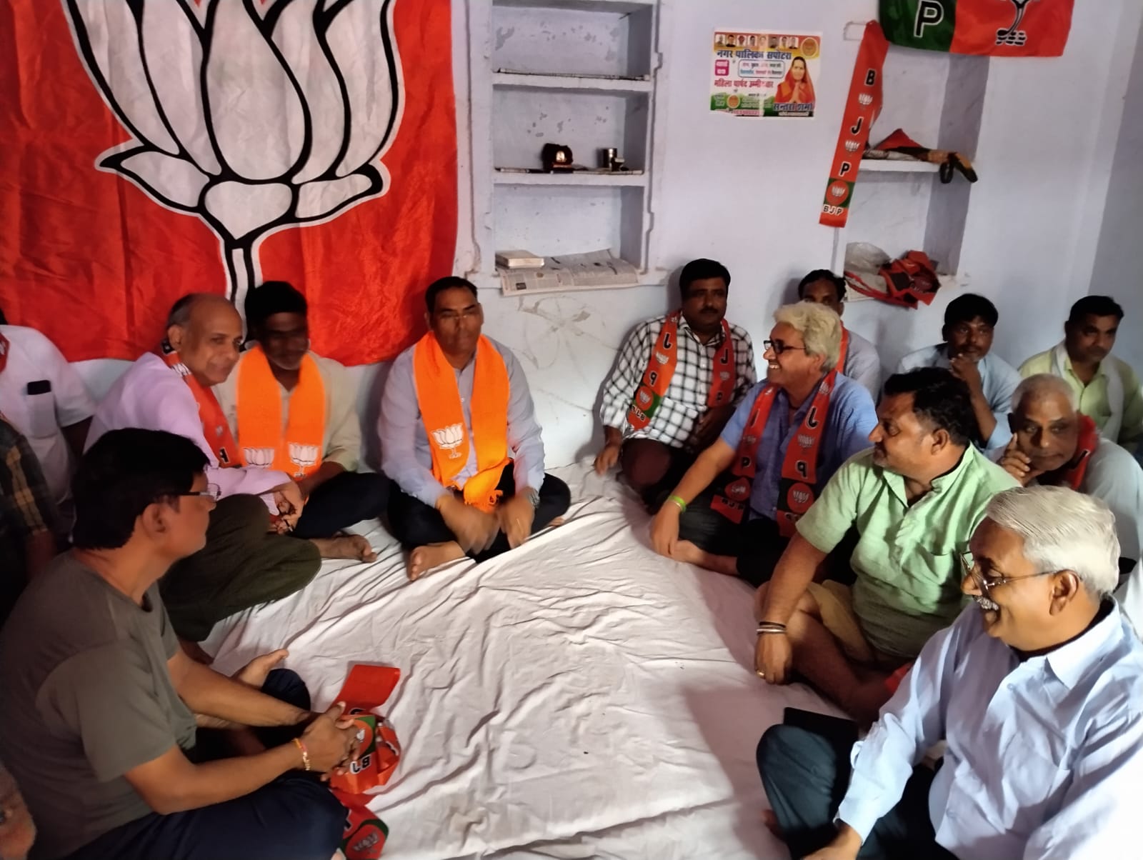 सपोटरा- नगर निकाय चुनाव 2026 की नगर पालिका चुनावो में सदस्यों की जिम्मेदारी तय करने के लिए सपोटरा वीजेपी विधायक हंसराज मीणा पार्टी के सदस्यों के साथ में पार्टी को मजबूती प्रदान करने के लिए ठोस प्रयास के लिए मंत्रणा करते हुए ।