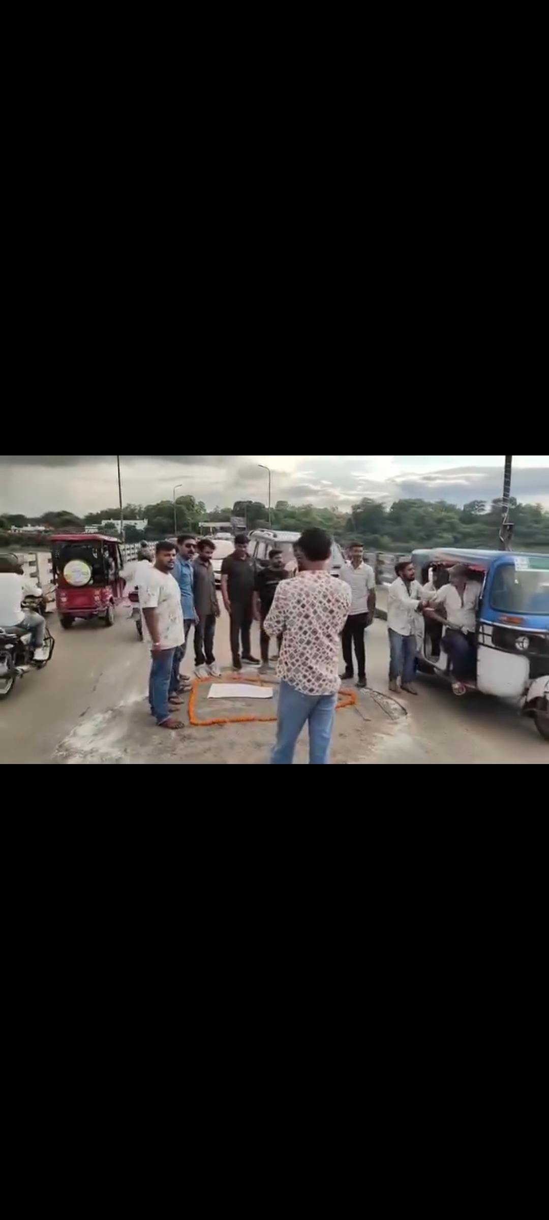उन्नाव। उन्नाव-शुक्लागंज गंगा पुल की जर्जर सड़क को लेकर युवाओं ने अनोखा प्रदर्शन किया। पुल के बीच उखड़ी सड़क पर माला चढ़ाकर युवाओं ने विरोध जताया और जिम्मेदार अधिकारियों के खिलाफ नारेबाजी की। युवाओं ने कहा कि बार-बार मरम्मत के बावजूद सड़क दोबारा उखड़ जाती है, जिससे हजारों राहगीरों और वाहन चालकों को परेशानी हो रही है। दोपहिया वाहन चालकों के लिए सड़क हादसे का खतरा बनी हुई है। प्रदर्शनकारियों ने सड़क की गुणवत्ता की जांच और स्थायी मरम्मत की मांग करते हुए जल्द कार्रवाई न होने पर आंदोलन तेज करने की चेतावनी दी।