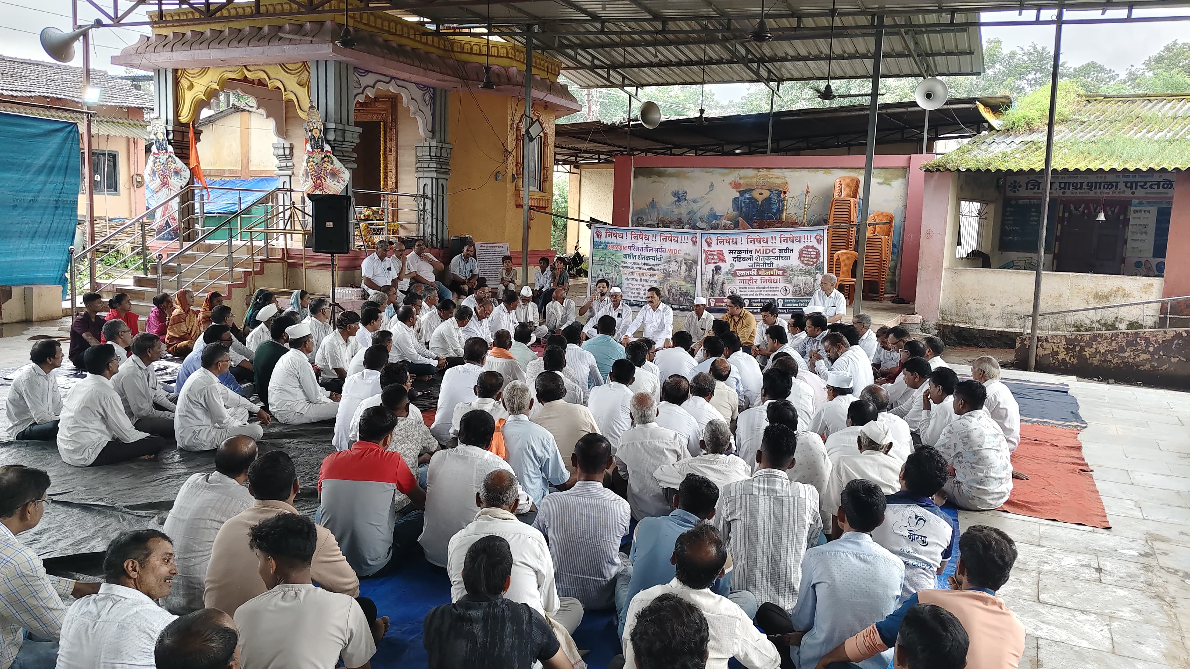 सरळगाव एमआयडीसीला शेतकऱ्यांचा पुन्हा तीव्र विरोध; ७ गावांतील जमीन संपादनाच्या हालचालींमुळे शेतकरी आक्रमकमुरबाड:मुरबाड तालुक्यातील सरळगाव एमआयडीसी (MIDC) प्रकल्पावरून प्रशासन आणि स्थानिक शेतकरी यांच्यातील संघर्ष पुन्हा एकदा पेटला आहे. सरळगाव परिसरातील सात गावांमधील १,०५० हेक्टर शेतजमिनीवर जमीन संपादनाच्या हालचाली प्रशासनाने वेगाने सुरू केल्यामुळे स्थानिक शेतकरी वर्गात तीव्र असंतोष पसरला असून, या प्रकल्पाला शेतकऱ्यांनी पुन्हा एकदा जाहीर विरोध केला आहे.१४ वर्षांनंतर हालचालींना वेग; शेतकरी संतापलेसरळगाव परिसरातील नागाव, सरळगाव, पारताळे, दहिवली, नेवाळपाडा, वडवली आणि मानिवली या सात गावांतील जमिनींवर २०१२ सालापासून एमआयडीसीचे शिक्के मारण्यात आले आहेत. तेव्हापासूनच शेतकऱ्यांचा या प्रकल्पाला कडाडून विरोध आहे. येथील संबंधित ग्रामपंचायतींनीही यापूर्वी सरकारकडे लेखी पत्रव्यवहार करून आपली नाराजी कळवली होती. मात्र, तब्बल १४ वर्षांनंतर आता एमआयडीसीने या जमिनी ताब्यात घेण्याच्या हालचाली प्रत्यक्ष सुरू केल्याने शेतकरी आक्रमक झाले आहेत. जिल्हा रिपोर्टर काशिनाथ देसले. सरळगांव, मुरबाड, ठाणे. दि 7/09/2026.