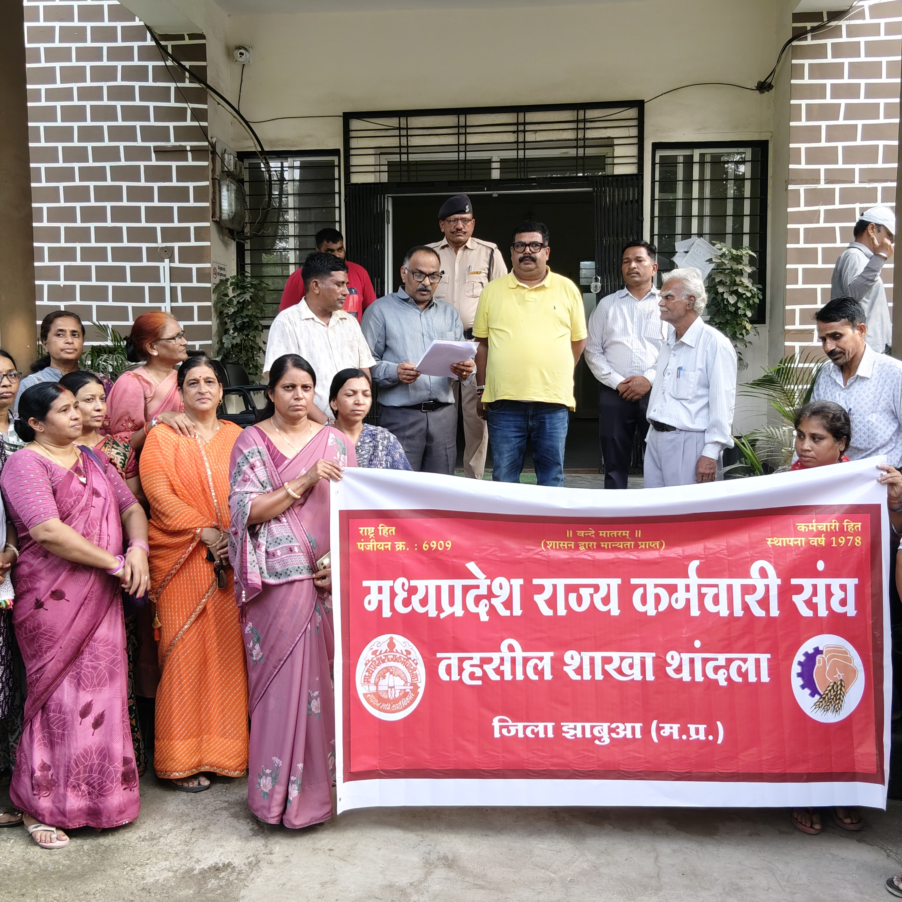 TET परीक्षा निरस्त करने की मांग, सौंपा ज्ञापन - मध्य प्रदेश राज्य कर्मचारी संघ, तहसील शाखा थांदला मध्य प्रदेश राज्य कर्मचारी संघ की ओर से कर्मचारियों के विभिन्न मांगों एवं मुख्य रूप से सेवारत शासकीय शिक्षको की शिक्षक पात्रता की परीक्षा निरस्त करने की मांग को लेकर माननीय प्रधानमंत्री नरेन्द्र मोदी एवं माननीय मोहन यादव मुख्यमंत्री म0प्र0 शासन को ज्ञापन अनुविभगीय अधिकारी भास्कर गाचले को सौपा । बड़ी संख्या में शिक्षक साथियों के साथ अन्य विभागो के कर्मचारी भी इस रैली में शामील होकर अपनी एकजुटता दर्शाया । ✊ “हक और न्याय की मांग को लेकर कर्मचारी एकजुट”