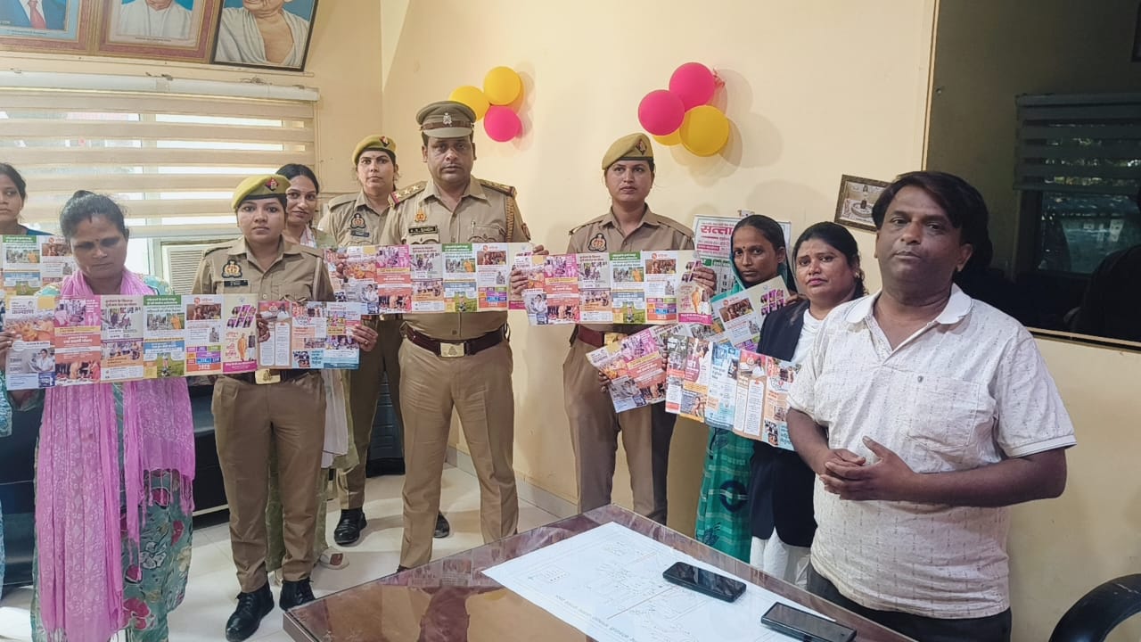 उन्नाव | गंगाघाट थाना | मिशन शक्ति अभियान के तहत महिला जागरूकता चौपाल उन्नाव के गंगाघाट थाने में मिशन शक्ति अभियान के तहत महिला जागरूकता चौपाल आयोजित की गई। प्रभारी निरीक्षक अजय सिंह और पुलिस टीम ने महिलाओं को सुरक्षा, महिला हेल्प डेस्क, आईजीआरएस व सरकारी योजनाओं की जानकारी दी। महिलाओं की समस्याएं और सुझाव भी सुने गए।