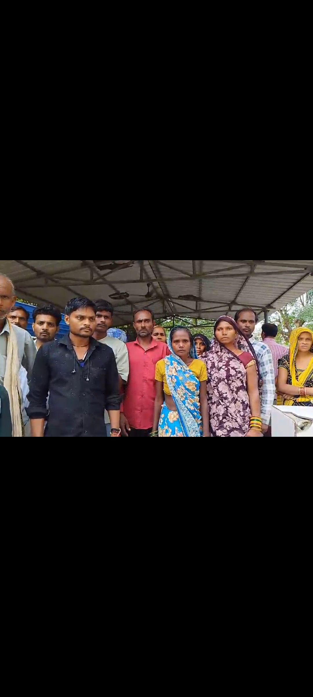 उन्नाव में गंगा नदी में लापता 20 वर्षीय ऊषा का शव बुधवार देर रात बसधना गांव के पास नदी की झाड़ियों से बरामद हुआ। गोताखोरों और एसडीआरएफ की टीम ने तलाश के दौरान शव को बाहर निकाला। पुलिस ने पंचनामा भरकर शव पोस्टमार्टम के लिए भेज दिया है। पुलिस के अनुसार, सफीपुर थाना क्षेत्र के मरौंदा माझबारा गांव निवासी ऊषा की शादी 13 दिसंबर 2024 को बिठूर थाना क्षेत्र के गाजीपुर गांव निवासी सुजीत लोधी से हुई थी। बीते शुक्रवार को सुजीत पत्नी ऊषा के साथ उसके मायके पहुंचा था। शाम करीब छह बजे दोनों वहां से घर जाने के लिए निकले थे। परिजनों ने आरोप लगाया कि सुजीत ने ऊषा को बिठूर पुल से गंगा नदी में धक्का दे दिया। घटना के बाद से ऊषा लापता थी। पुलिस और एसडीआरएफ की टीम लगातार उसकी तलाश कर रही थी। बुधवार देर रात बसधना गांव के पास झाड़ियों में शव मिलने के बाद तलाश पूरी हुई। पुलिस ने आरोपी पति सुजीत को घटना के बाद हिरासत में लिया था। पुलिस मामले की जांच कर रही है।